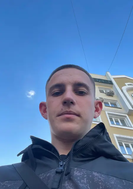 Я Андрей, 19, из Новосибирска, ищу знакомство для постоянных отношений