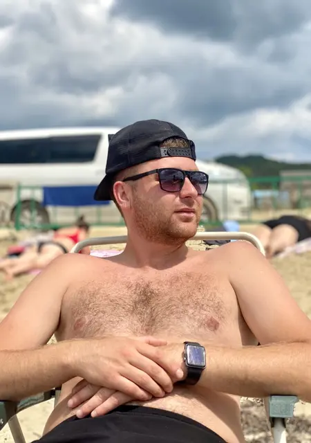 Антон из Владивостока, мне 28, познакомлюсь для приятного времяпровождения