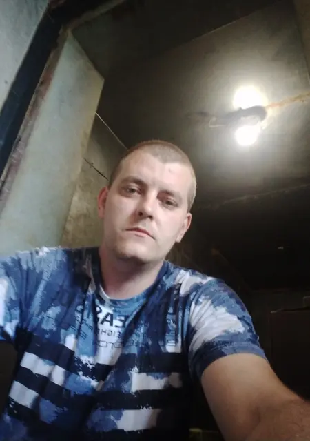 Валера из Тихвина, ищу на сайте знакомства на одну ночь