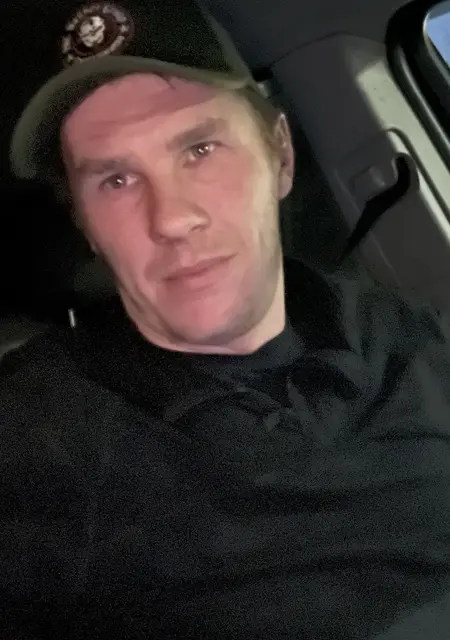 Я Сергей, 33 років, знайомлюсь для спілкування у Луганську