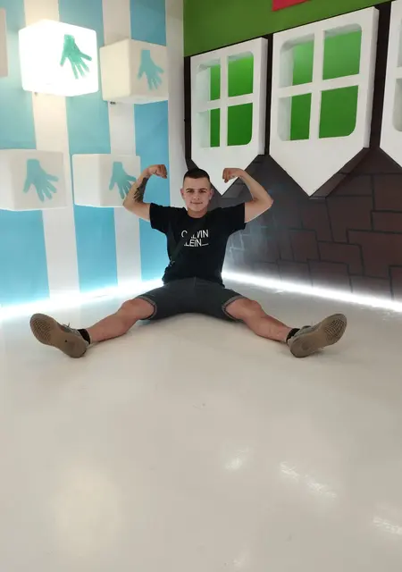 Ренат из Орла, мне 21, познакомлюсь без обязательств