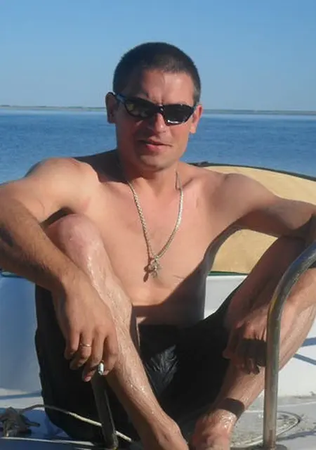 Я Juri, 44, знакомлюсь на одну ночь в Яровом