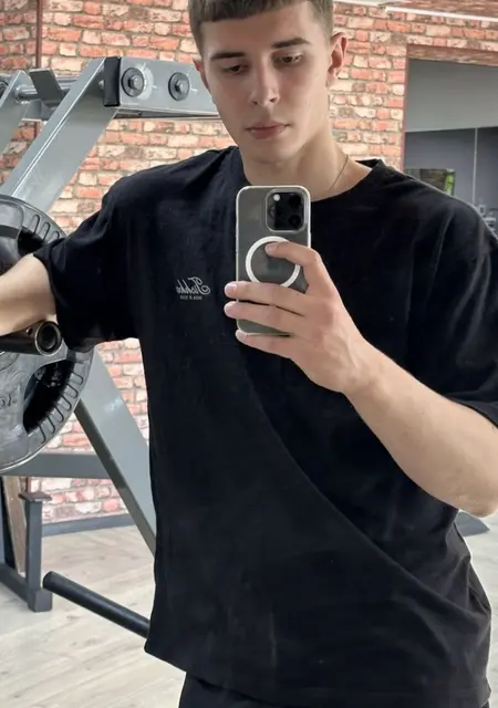 Maksim из Москвы, мне 26, познакомлюсь на одну ночь