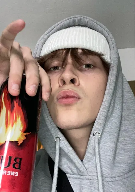 Я Айдар, 20, из Набережных Челнов, ищу знакомства на одну ночь