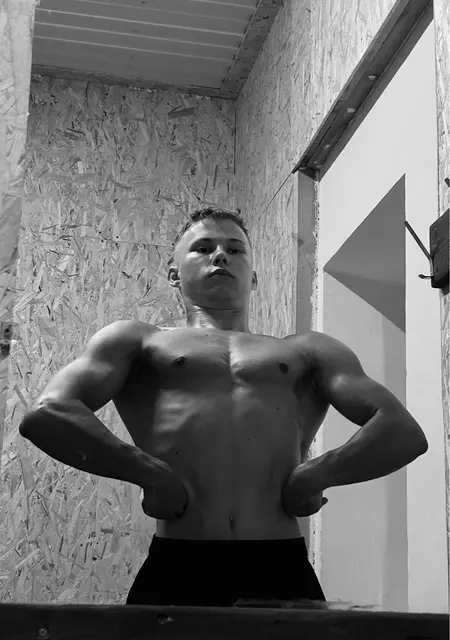 Я Лаврентий, 20, из Краснодара, ищу знакомства на одну ночь