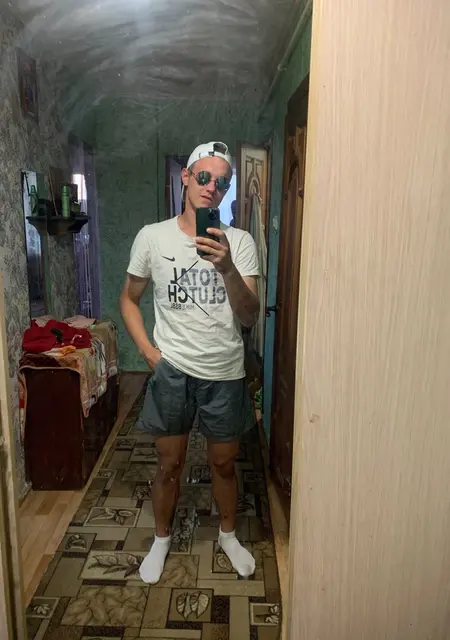 Я Саша, 19, из Старого Оскола, ищу знакомства на одну ночь