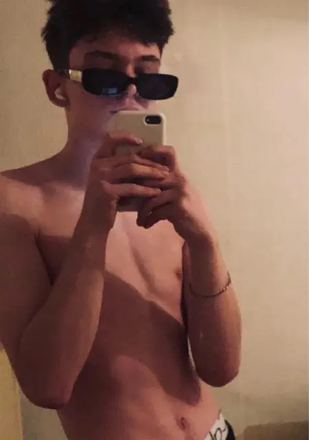 Я Саша, 19, из Нижнего Тагила, ищу знакомство для открытые отношения