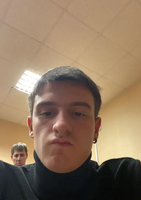 Я Андрей, 22, из Старого Оскола, ищу знакомства на одну ночь