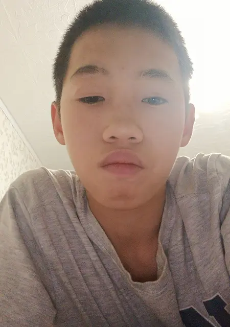 Я Олег, 18, из Норильска, ищу знакомство для приятного времяпровождения