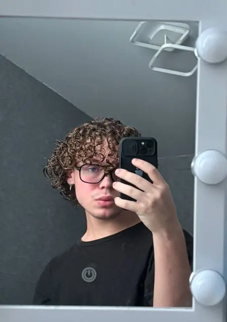 Я Владислав, 20, из Барнаула, ищу знакомство для постоянных отношений