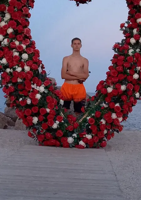 Я Николай, 18, знакомлюсь для вирта в Москве