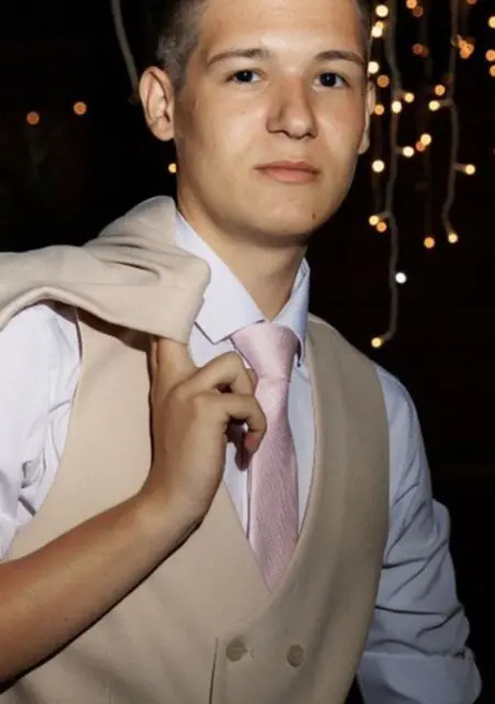 Я Игорь, 19, из Читы, ищу знакомство для постоянных отношений