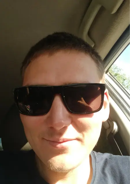 Я Сергей, 21, из Сланцев, ищу знакомства на одну ночь