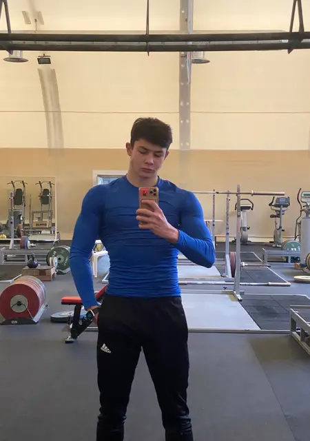 Я Арсений, 19, из Петрозаводска, ищу знакомства на одну ночь