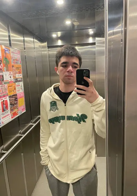 Я Элвин, 20, из Ефремова, ищу знакомства без обязательств