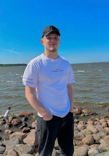 Я Толя, 22, знакомлюсь для приятного времяпровождения в Санкт-Петербурге