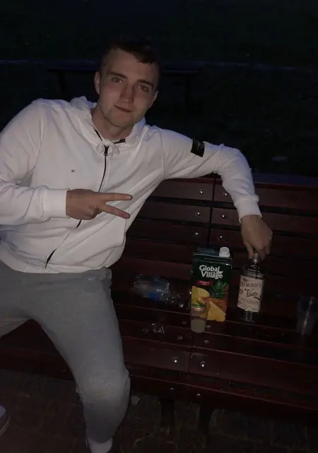 Санечка из Новомосковска, мне 19, познакомлюсь без обязательств