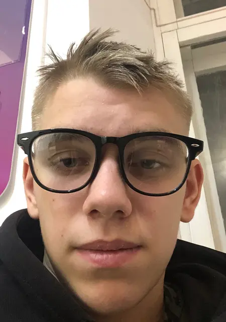 Я Макс, 18, из Рязани, ищу знакомства без обязательств