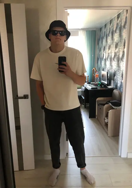 Я Евгений, 21, из Таганрога, ищу знакомства без обязательств