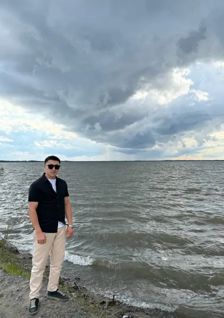 Я Ильяс, 22, из Омска, ищу знакомство для приятного времяпровождения