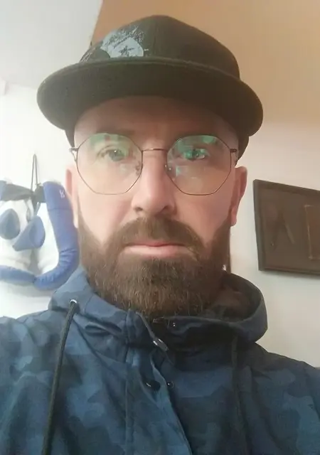 Олег из Феодосии, мне 45, познакомлюсь для вирта