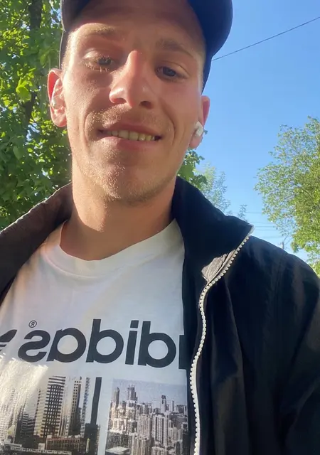 Артем из Великого Новгорода, мне 29, познакомлюсь для общения