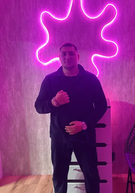 Валентин из Нового Уренгоя, ищу на сайте знакомства на одну ночь