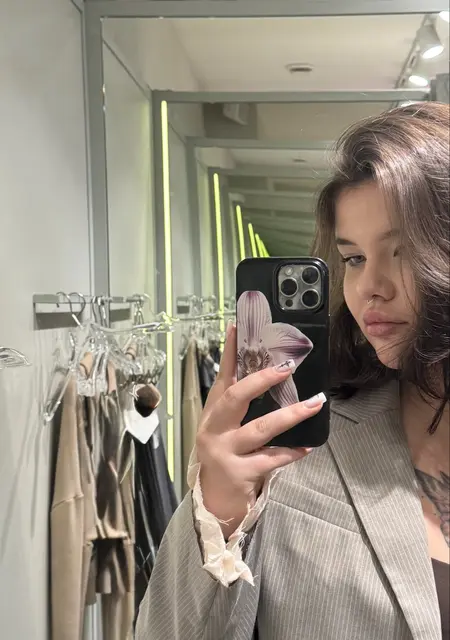 Я Вика, 18, из Москвы, ищу знакомства без обязательств