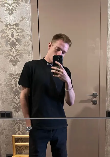 Серый из Сургута, мне 21, познакомлюсь на одну ночь