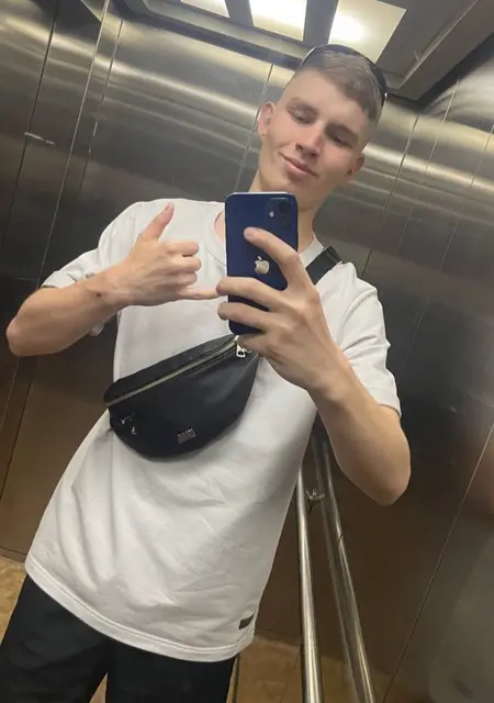 Марк из Красноярска, мне 18, познакомлюсь для приятного времяпровождения