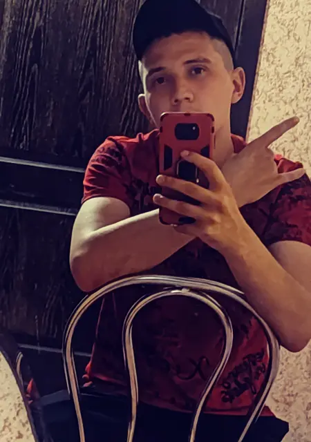 Я Игорь, 23, из Чернигова, ищу знакомства на одну ночь