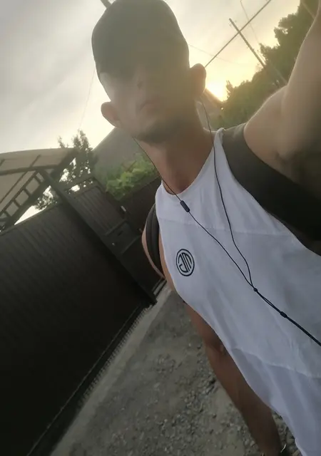 Антон из Евпатории, мне 26, познакомлюсь на одну ночь